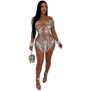 Détail macro d'une mini robe transparente de luxe avec strass argentés sur tulle chair