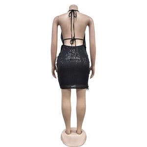 Vue détaillée du dos d'une mini-robe noire à paillettes avec des bretelles croisées à nouer