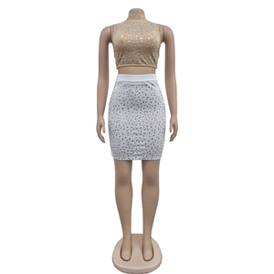 Détail des strass sur un ensemble deux pièces avec crop top en maille et mini-jupe