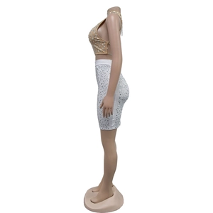 Détail de l'ensemble deux pièces sexy avec haut court en strass et mini-jupe blanche