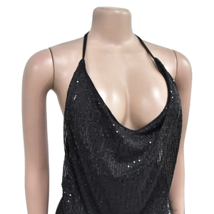 Détail d'une robe dos nu à paillettes noires avec décolleté en V pour soirée