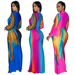 Robe longue à imprimé abstrait coloré et manches longues avec une coupe ajustée à la taille