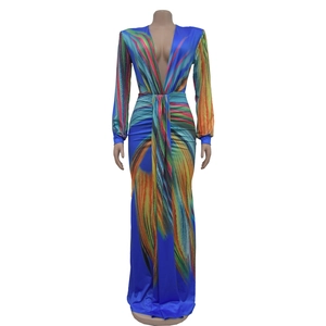 Détail du décolleté en V profond et de l'imprimé fluide abstrait sur la robe longue bleue