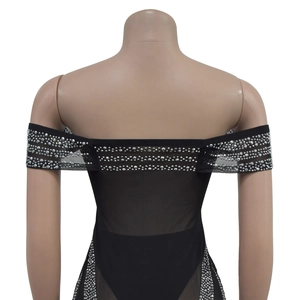 Détail de robe en résille noire avec strass argentés sur corsage épaules dénudées