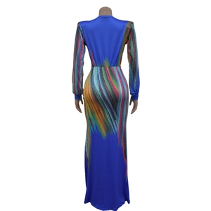 Détail du dos d'une robe longue moulante avec un motif abstrait coloré de coups de pinceau