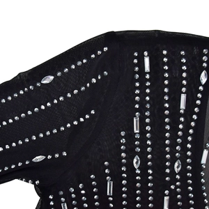 Gros plan sur tissu en maille noire avec strass argentés aux motifs géométriques