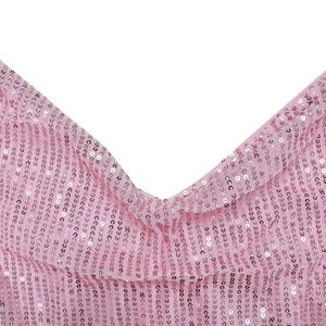Gros plan des paillettes roses sur une robe en tulle montrant la texture et les détails fins