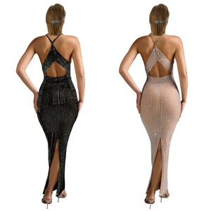 Elegante abito lungo con scollo all'americana, strass e spacco alto in nero e champagne