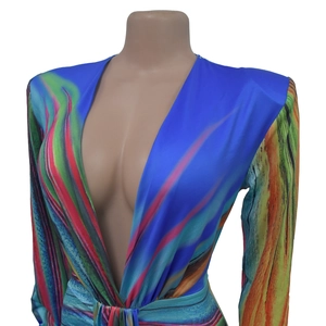 Détail du décolleté en V profond et de la taille froncée sur cette robe longue colorée