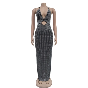 Dettaglio dell'abito lungo nero con scollo a V, strass argentati e aperture decorative