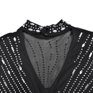 Détail de l'encolure en tulle noir avec strass argentés et fermeture à deux boutons