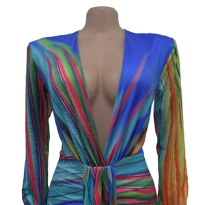 Détail de la robe à imprimé abstrait coloré avec un décolleté en V profond et taille drapée