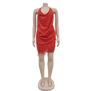 Détail d'une robe licou rouge à paillettes avec paillettes scintillantes et franges en plumes