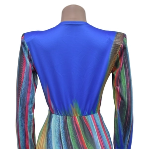 Détail du dos de la robe bleu roi avec imprimé abstrait et taille plissée élastique