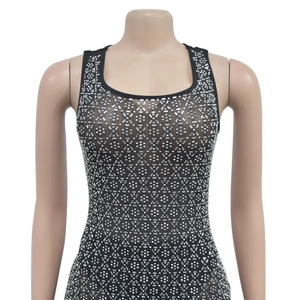 Dettaglio del top nero in rete con intricati motivi decorativi in strass argento