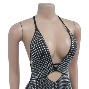 Dettaglio body nero con scollo a V profondo, strass argentati e ritaglio sull'addome