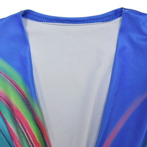 Gros plan du col rond bleu roi avec imprimé dégradé coloré et détails de couture précis