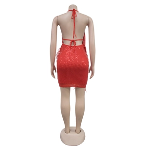 Détail du dos nu avec de fines bretelles sur une mini robe rouge scintillante à paillettes