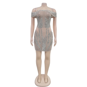 Détail de la robe en tulle nude avec strass argentés brillants et épaules dénudées