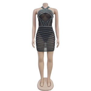 Detail von schwarzem Netz-Neckholder-Minikleid mit horizontalen Strassmustern