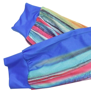 Vue détaillée des manches élastiques à rayures colorées avec poignets en maille bleue