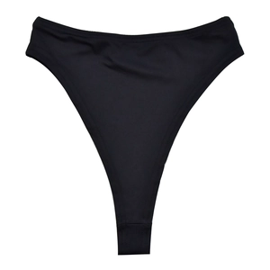 Vue détaillée du bas de bikini string noir à coupe haute en nylon lisse et élastique