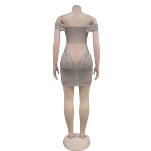Détail de strass argentés scintillants sur une mini robe de soirée moulante nue