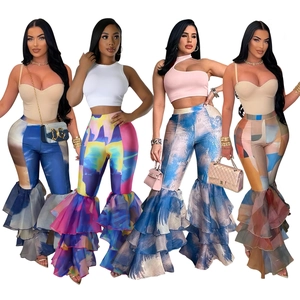 Vue détaillée du pantalon évasé à taille haute avec volants à trois couches et imprimé