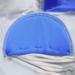 Gros plan détaillé d'épaulettes tricotées bleues avec couture de surjet blanche renforcée