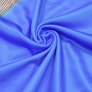 Gros plan sur un tissu plissé bleu roi brillant avec une fine texture de tissage diagonal