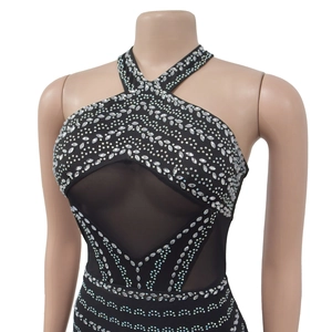 Detail eines Neckholder-Kleides mit Netzeinsätzen und silbernen Strass-Geometriemustern