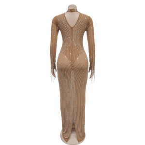 Vue détaillée de la robe de soirée en maille avec strass argentés et franges perlées