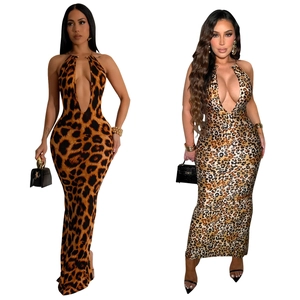 Détail de la robe maxi léopard montrant le licou et la silhouette dos nu sexy