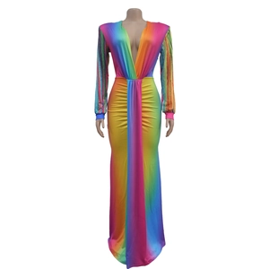 Détail d'une robe longue dégradé arc-en-ciel avec col en V et taille plissée sur mannequin