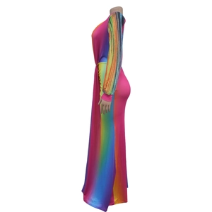 Détail d'une robe longue ajustée avec dégradé arc-en-ciel vif et poignets élastiques