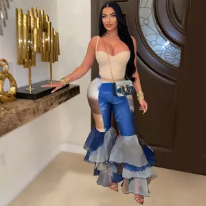 Détail du pantalon flare tie-dye bleu et blanc avec ourlets à volants étagés