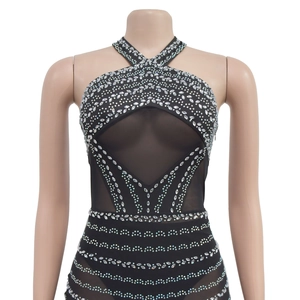 Detail von schwarzem Neckholder-Kleid mit Mesh-Einsätzen und funkelndem Strassbesatz