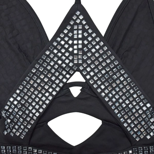 Dettaglio dell'abito con scollo a V e spalline incrociate con decorazioni in strass argento