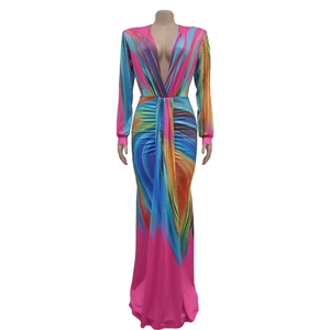 Détail de robe longue avec décolleté en V profond et imprimé artistique coloré