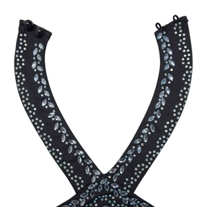 Detail des schwarzen Neckholder-Ausschnitts mit glitzernden Strass-Blumenmustern und Knopf