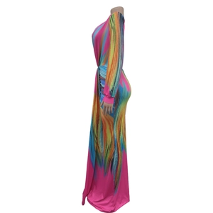 Détail d'une robe moulante à manches longues avec imprimé tie-dye abstrait et coloré