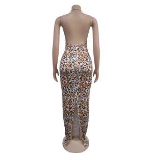 Détail de la robe maxi léopard dos nu avec licou et fente arrière pour un look élégant
