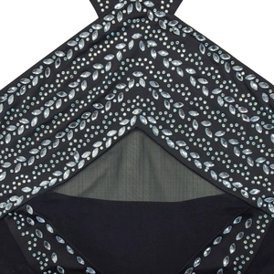 Detail eines transparenten Neckholder-Kleids mit funkelndem Silber-Strass-V-Muster