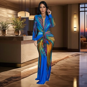 Robe longue élégante à manches longues, décolleté en V profond et imprimé abstrait
