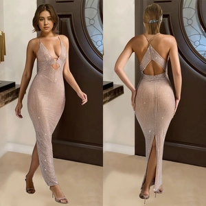Vista dettagliata fronte e retro dell'abito lungo beige con scollo a V e strass lucidi