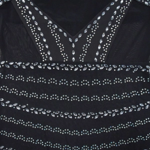 Detail von V-förmigen Silber-Strassmustern auf schwarzem Netzstoff für Damenkleid