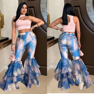 Ensemble haut court rose asymétrique et pantalon à fleurs bleues avec volants