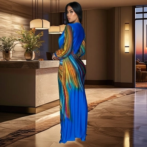 Détail d'une robe longue bleu roi avec imprimés plumes et texture de tissu plissé élégant