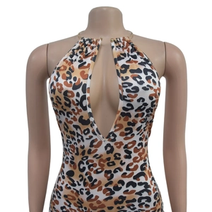 Détail du body imprimé léopard avec décolleté en V profond et collier en métal doré