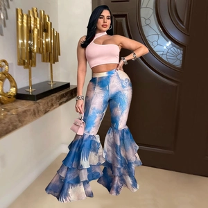 Détail du haut licou rose en maille côtelée et du pantalon évasé à fleurs et volants